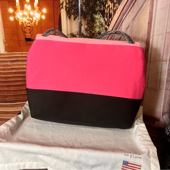 NWT NEW Victoria's Secret Insulated Padded Neoprene Tote Bag Black & Pink 🩷 - Picture 8 of 10
